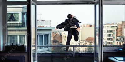 van een balkon vallen films