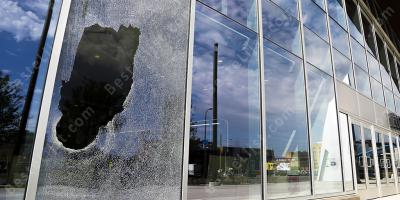 door een glazen deur gegooid films